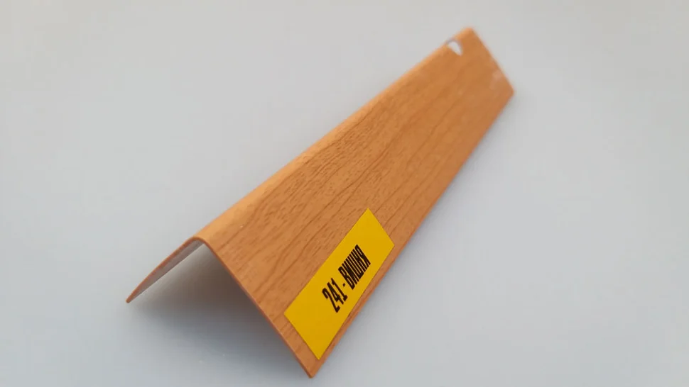 Угол ПВХ Идеал цветной текстурный 15*15, 2,7м Вишня 241