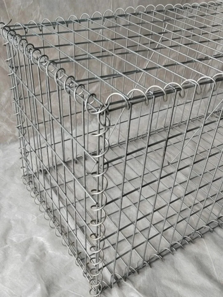 Габион из сетки ячейкой 100х50, проволока 4,8мм, 2500х1000х1200 со стяжками и сборочными спиралями Габион из сетки ячейкой 100х50, проволока 4,8мм, 2500х1000х1200 со стяжками и сборочными спиралями