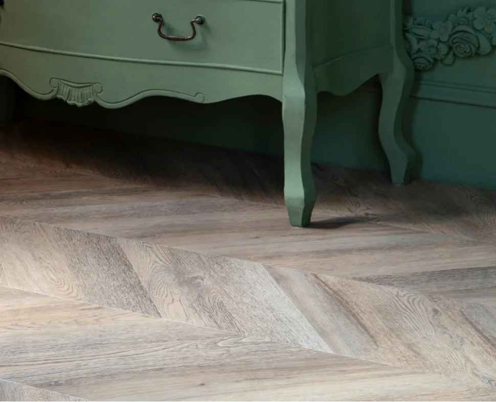 Плитка виниловая VINILAM PARQUET CHEVRON замковая Шеврон Шампань RI153616CL4, 305*1293*8,5мм , 43 класс