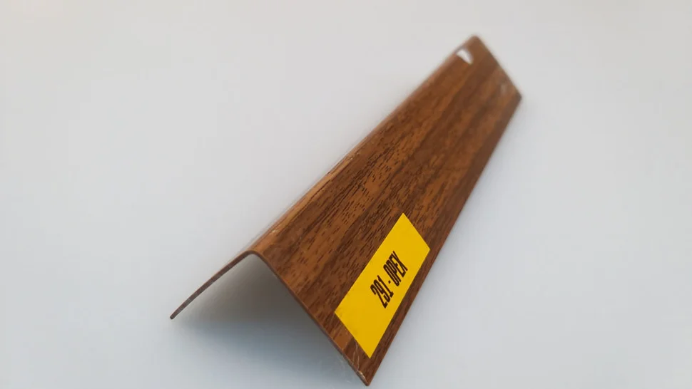 Угол ПВХ Идеал цветной текстурный 20*20, 2,7м Орех 291