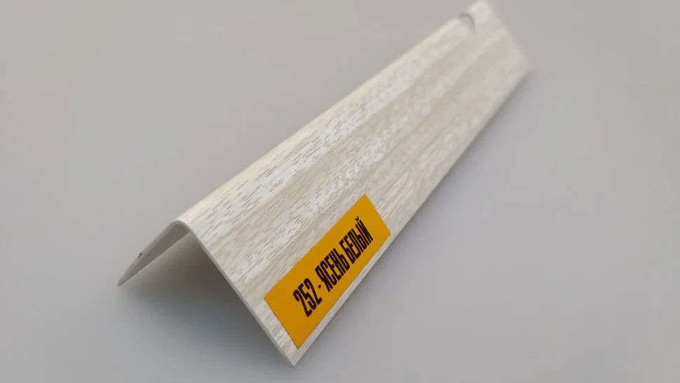 Угол ПВХ Идеал цветной текстурный 15*15, 2,7м Ясень белый 252